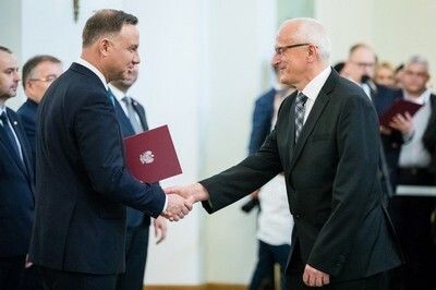 Moment wręczenia nominacji profesorskiej dr. Zbigniewowi Fickowi przez Prezydenta RP Andrzeja Dudę. Fot. Materiały prasowe Pałacu Prezydenckiego.